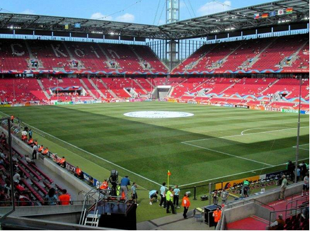 坐落于之前明格斯多弗体育场的遗址上,是德甲球队科隆的主场